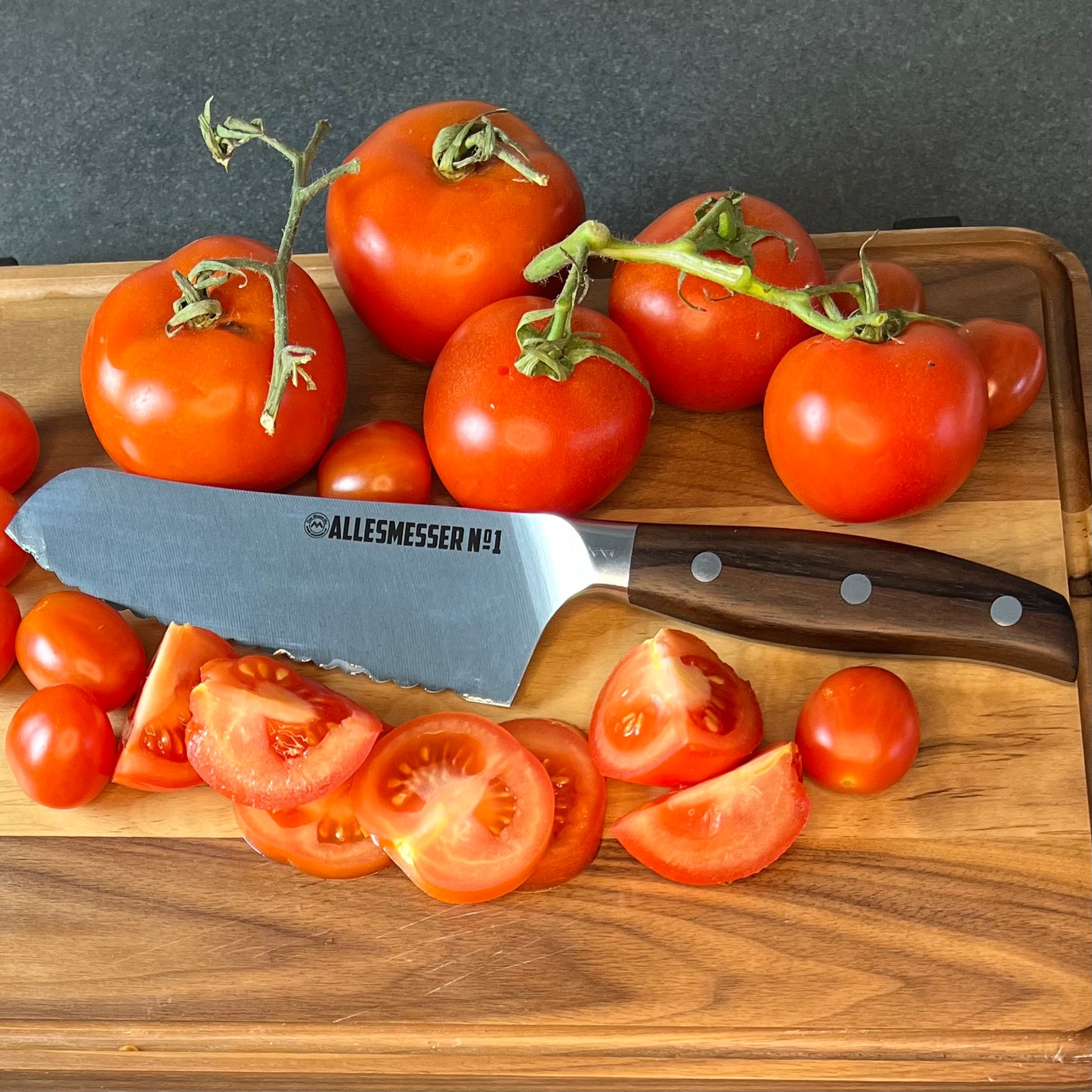 Allesmesser 1 mit Tomate